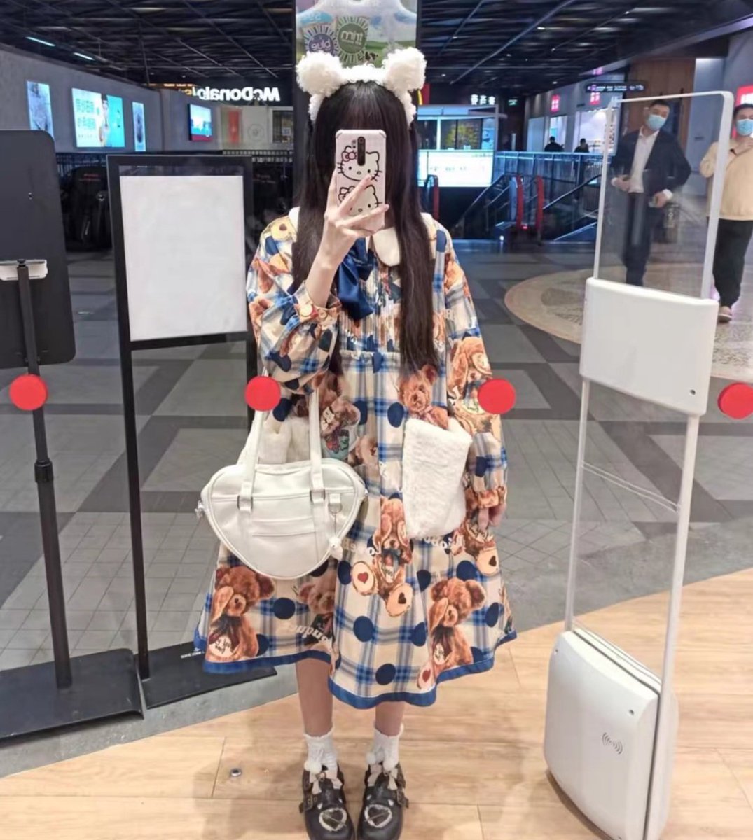 surenyuanwei's tweet photo. 妹子的小皮鞋，我这里妹子的鞋都必须是穿了1年以上的，保证味道，拒绝预制鞋，从我做起 https://t.co/uA2Ut9tkGx
