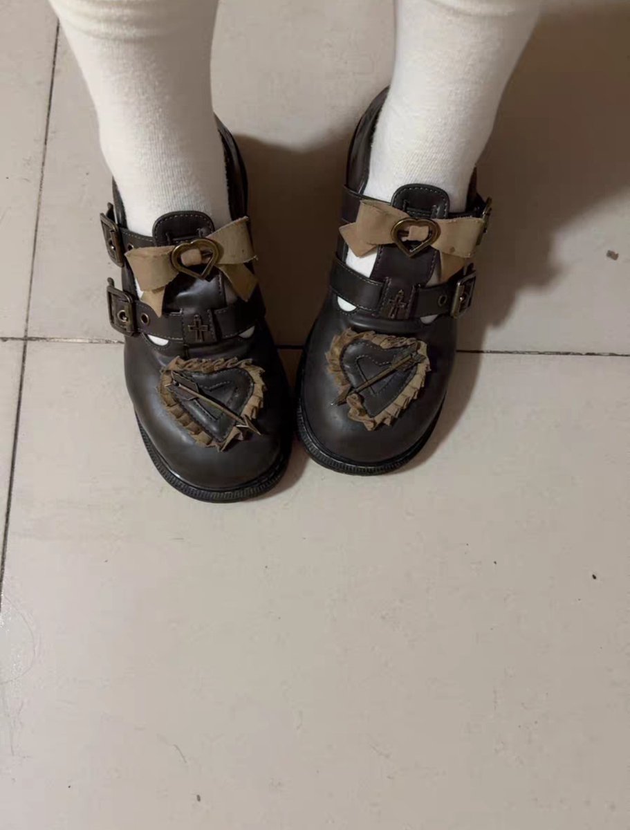 surenyuanwei's tweet photo. 妹子的小皮鞋，我这里妹子的鞋都必须是穿了1年以上的，保证味道，拒绝预制鞋，从我做起 https://t.co/uA2Ut9tkGx
