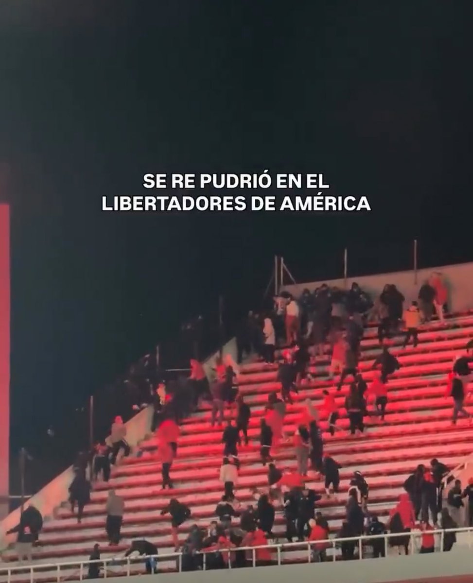 daniicabreraa's tweet photo. Muertos de hambre de Atlético de independiente pegándole con palos entre las rejas para lanzar a los hinchas de u de Chile al vacío #UdeChile #CopaSudamericana https://t.co/rTzwD7bVDQ