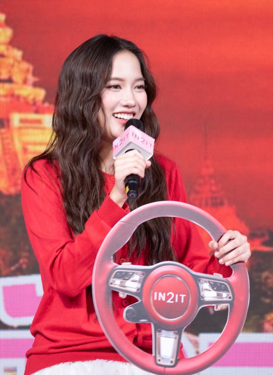 Red looks good on her ❤️💫

SAROCHA IN2IT X WATSONS  
#IN2ITPerfectMatchWithFreen  
#srchafreen