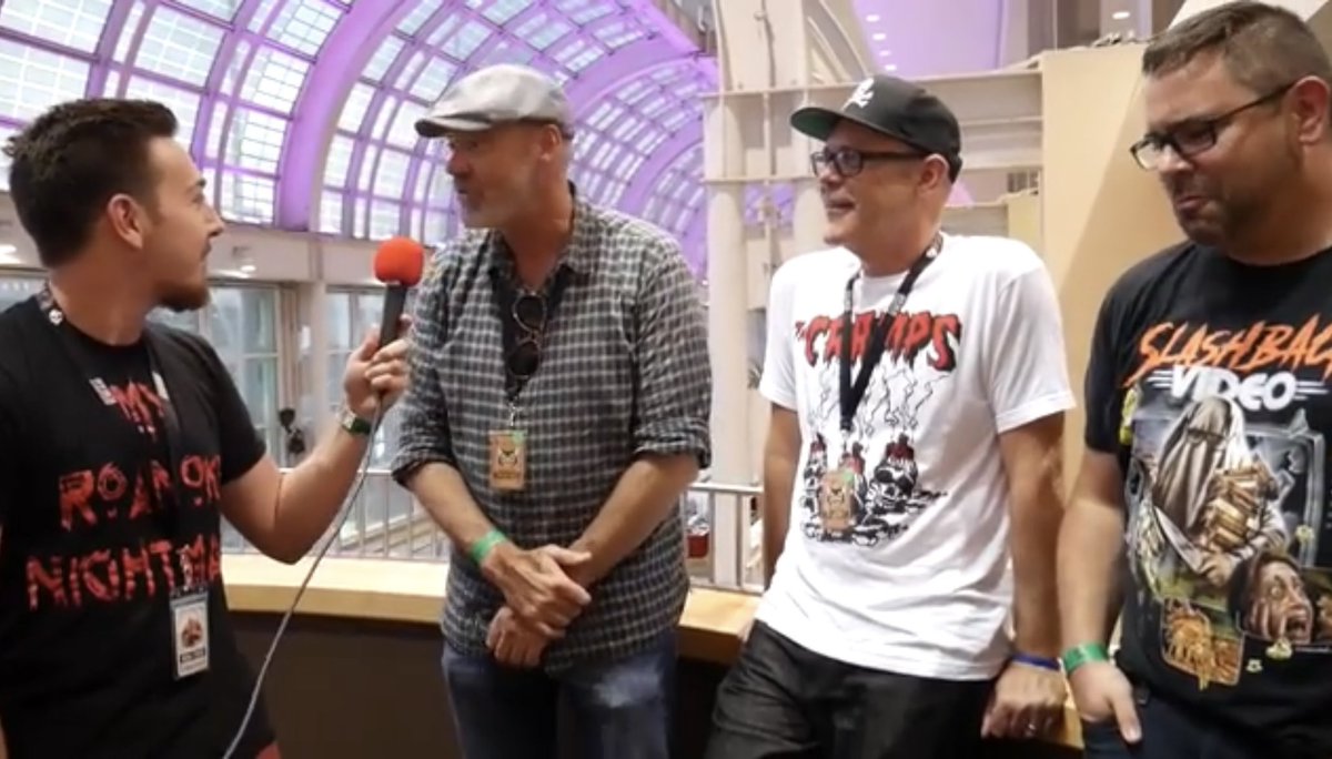 Seven years between these two pictures!

One thing stays in common: The love for Horror and HHN 💗💙💚
<a href="/john_murdy/">John Murdy 🎃</a> <a href="/Michael_Aiello/">Michael Aiello</a> 

Link: youtu.be/O2qI8Y8gApA?si…