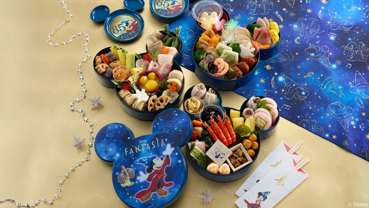 DisneyJCBcard's tweet photo. ベルメゾンの「ディズニーデザインおせち」早期ご注文キャンペーン
👉https://t.co/sVBBUxpDSu

ファンタジア85周年限定❗️おせち・三段重「ファンタジア」をはじめ、おせち・特段重「ミッキー＆フレンズ」、おせち・三段重「くまのプーさん」を先行販売🍱
カード会員限定で、豪華景品が当たるプレゼントキャンペーンとベルメゾンポイントプレゼント特典を🎁

⏰先行販売期間：2025年8月21日（木）12:00～8月24日（日）23:59