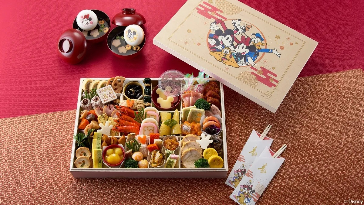 DisneyJCBcard's tweet photo. ベルメゾンの「ディズニーデザインおせち」早期ご注文キャンペーン
👉https://t.co/sVBBUxpDSu

ファンタジア85周年限定❗️おせち・三段重「ファンタジア」をはじめ、おせち・特段重「ミッキー＆フレンズ」、おせち・三段重「くまのプーさん」を先行販売🍱
カード会員限定で、豪華景品が当たるプレゼントキャンペーンとベルメゾンポイントプレゼント特典を🎁

⏰先行販売期間：2025年8月21日（木）12:00～8月24日（日）23:59