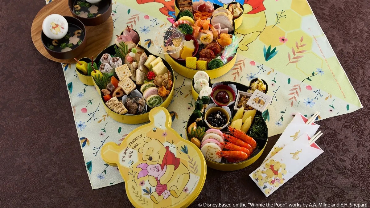DisneyJCBcard's tweet photo. ベルメゾンの「ディズニーデザインおせち」早期ご注文キャンペーン
👉https://t.co/sVBBUxpDSu

ファンタジア85周年限定❗️おせち・三段重「ファンタジア」をはじめ、おせち・特段重「ミッキー＆フレンズ」、おせち・三段重「くまのプーさん」を先行販売🍱
カード会員限定で、豪華景品が当たるプレゼントキャンペーンとベルメゾンポイントプレゼント特典を🎁

⏰先行販売期間：2025年8月21日（木）12:00～8月24日（日）23:59