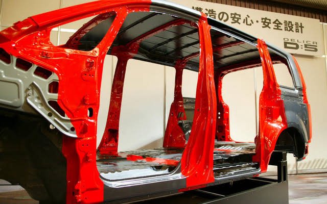 デリカの真髄は走破性じゃなくて戦車みたいな作りのありえないボディ剛性だろ