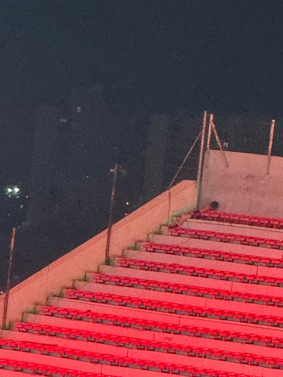 Noitedecopa's tweet photo. Essa é uma das imagens mais bizarras na história do futebol.

Um torcedor da Universidad desmaiado ou morto na arquibancada. https://t.co/leOZLQ5GTf
