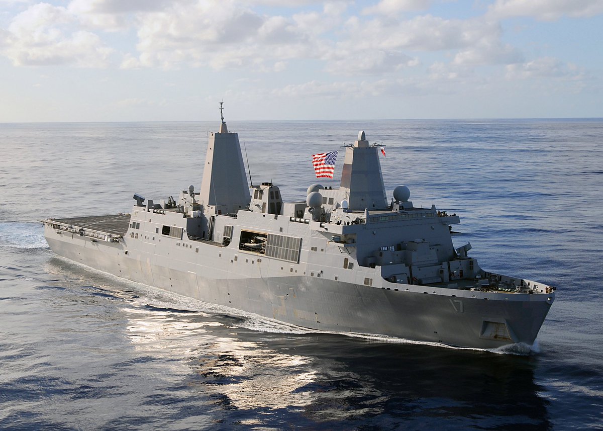 OrlvndoA's tweet photo. #URGENTE | Reuters:

Este domingo llegan a las costas venezolanas un escuadrón anfibio compuesto por los buques de asalto USS San Antonio, USS Iwo Jima, USS Fort Lauderdale. 

Los buques transportan 4.500 militares, incluidos 2.200 marines. https://t.co/4L44wlNZ8j