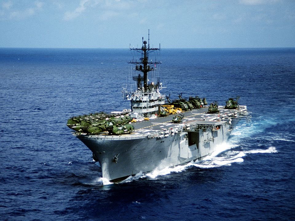 OrlvndoA's tweet photo. #URGENTE | Reuters:

Este domingo llegan a las costas venezolanas un escuadrón anfibio compuesto por los buques de asalto USS San Antonio, USS Iwo Jima, USS Fort Lauderdale. 

Los buques transportan 4.500 militares, incluidos 2.200 marines. https://t.co/4L44wlNZ8j