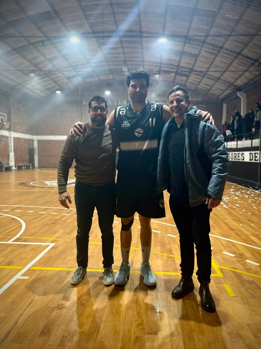 BuschiazzoA's tweet photo. El juego de equipo enseña que el éxito no está en encestar uno mismo, sino en colaborar para que todos puedan hacerlo.

Hoy comenzo el #DTA Basket y acompañamos @defensores_de_maronas_oficial a través de su líder  @juanchimarotta y @gonza_di_pascua https://t.co/uv0hcnqnbG