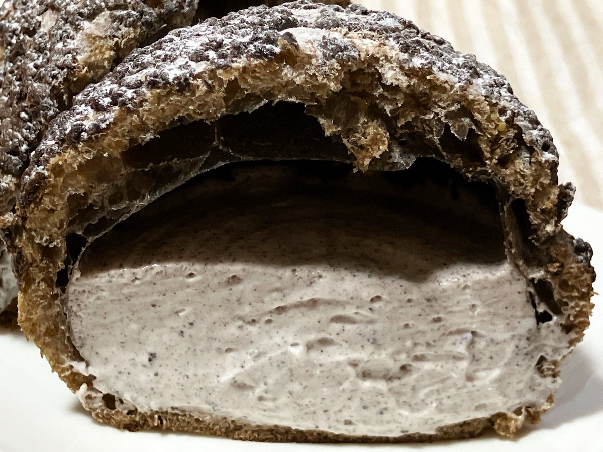 セブンイレブン クッキークリームシュー。クッキー生地はこんがり