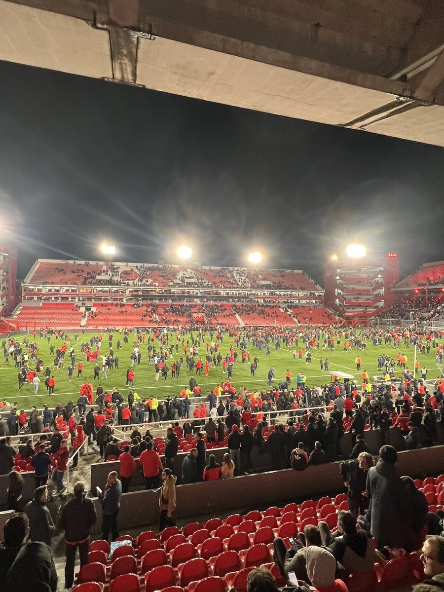 futebol_info's tweet image. Independiente x Universidad de Chile, pelas oitavas de final da Sul-Americana, está suspenso após cenas de selvageria entre torcedores nas arquibancadas.

Muitos torcedores invadiram o campo para se proteger. Muitas imagens fortes circulando nas redes sociais.

📸 @JuanchiEgido