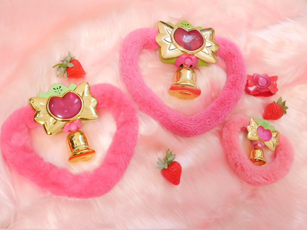 Per1104's tweet photo. ストロベルベル届いたーー！🍓🐈‍⬛
かんわいいいい♡♡♡♡♡♡
攻撃の効果音とOPの2パターンがあるの良き！

2枚目は初代と20周年モデルとの比較
新しいほうが一回り小さいっぽい
#東京ミュウミュウ https://t.co/zMxTzRz039