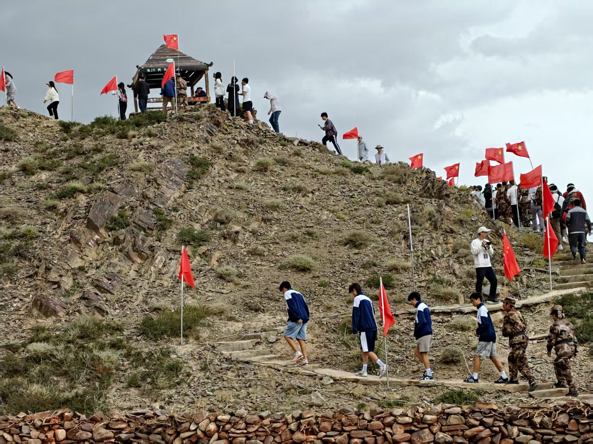 LightChasing6's tweet image. 「粵港澳青少年新疆行」文體交流活動走進新疆維吾爾自治區克孜勒蘇柯爾克孜自治州阿圖什市吐古買提鄉戍邊文化基地。同學們，通過參觀實物景觀、參與實景體驗，聆聽護邊人講述三代人的護邊故事，沉浸式感受「一生只做一件事，我為祖國守邊防」的精神內核。