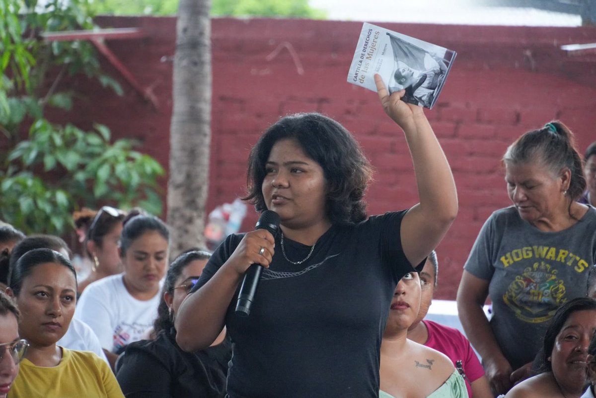 GobOax's tweet photo. SAN PEDRO MIXTEPEC ES SEDE DE ASAMBLEA "VOCES POR LA IGUALDAD Y CONTRA LAS VIOLENCIAS"

En San Pedro Mixtepec se llevó a cabo la Asamblea “Voces por la Igualdad y Contra las Violencias”, encabezada por la Secretaria de las Mujeres, Anahí Sarmiento Pérez (@anahisarmientop) y que tuvo el acompañamiento de la Subsecretaria de Igualdad Sustantiva del Gobierno de México, Elvira Concheiro Bórquez.

Este espacio es impulsado por la Secretaría de las Mujeres (@SM_GobOax), que trabaja en territorio para construir entornos más seguros y libres de violencia, escuchando las voces de mujeres y transformando sus necesidades en políticas públicas efectivas.