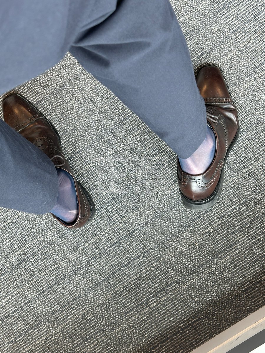 这种薄素面丝袜好容易勾丝啊，穿几天就得换新的😂