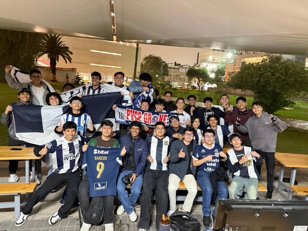 PucpGrone's tweet photo. 💙 𝐋𝐀 𝐂𝐀𝐓𝐎 𝐄𝐒 𝐂𝐎𝐑𝐀𝐙𝐎𝐍 🤍

Alentando en el Comedor Central hasta el final. Seguimos compitiendo y pintando la universidad de azul y blanco.

#AlianzaLima 
#PUCPGrone https://t.co/YNV4cjqXHg