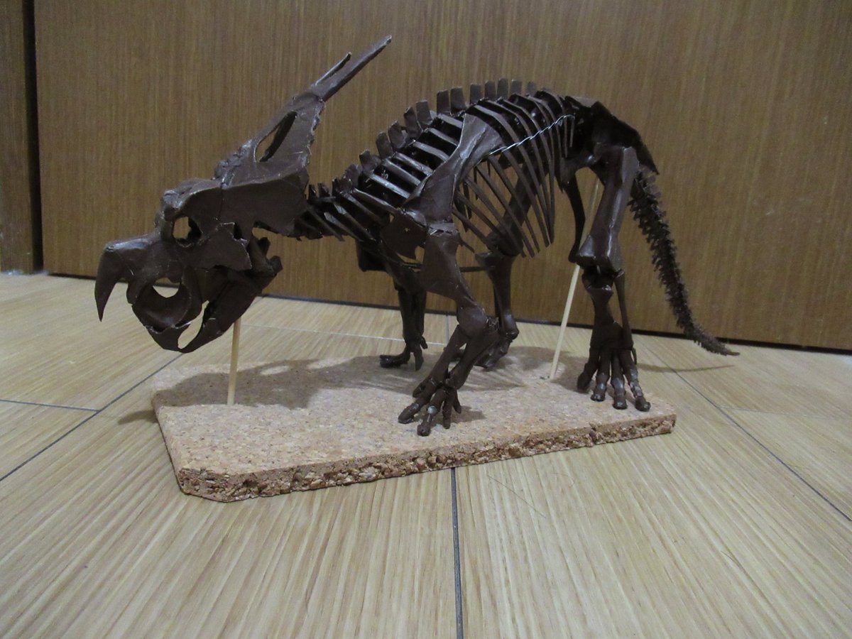 恐竜骨格を折り紙で作ってます

#引用RTされると広がるらしいので自慢の作品を載せて引用RTを待ってみる