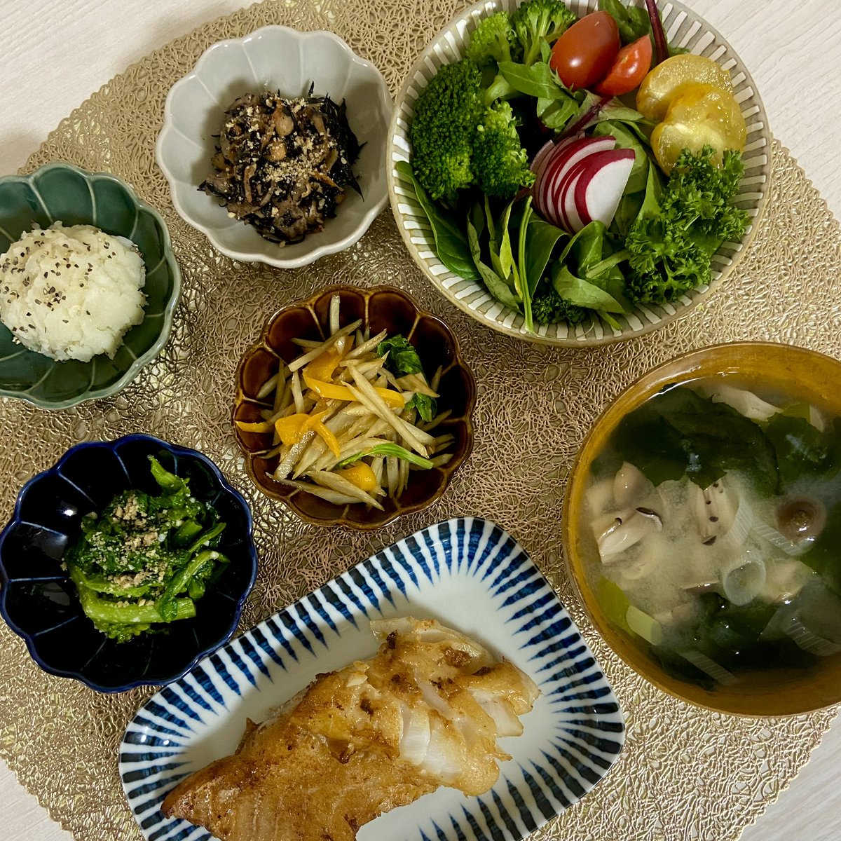 子どもたちの夏休みもあと少し。
いつになったら落ち着くのでしょうか…😇

メンタルの不調や体調不良が出始めた時は、時間がなくても一度立ち止まって食事と睡眠を整える。

健全な心身を保って、一つ一つの鑑定で120%を出し切る。

どんな時でも「自分が放つエネルギー」に責任をもつ。🌞✨