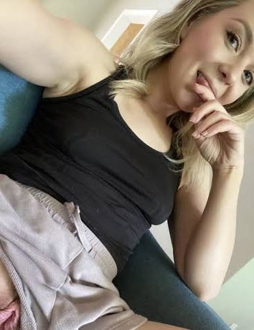 Snalebali's tweet photo. 48 years old, single... would you try? Yes or no https://t.co/SmfiH874YW