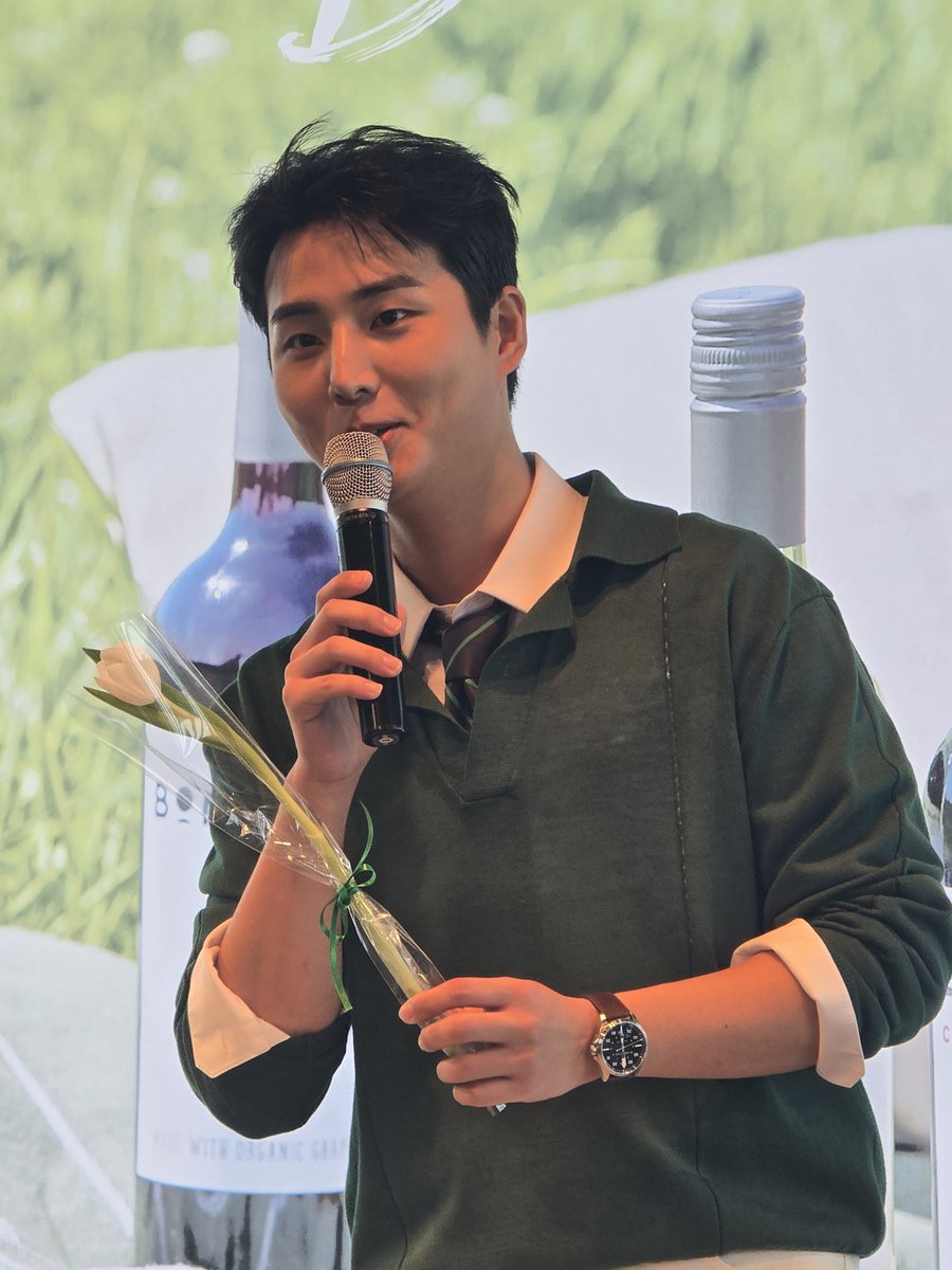 YoungK talking while holding the white tulip😭