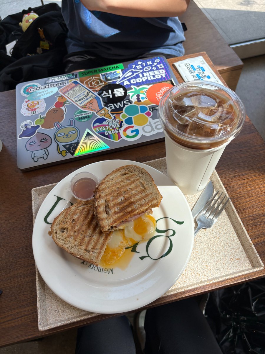 프락소 정기 미팅😘
노트북 켜놓고

야!!!! 할 수 있어!!!! 으아아아아ㅏㅏㅏㅏ!!!!!

외치기