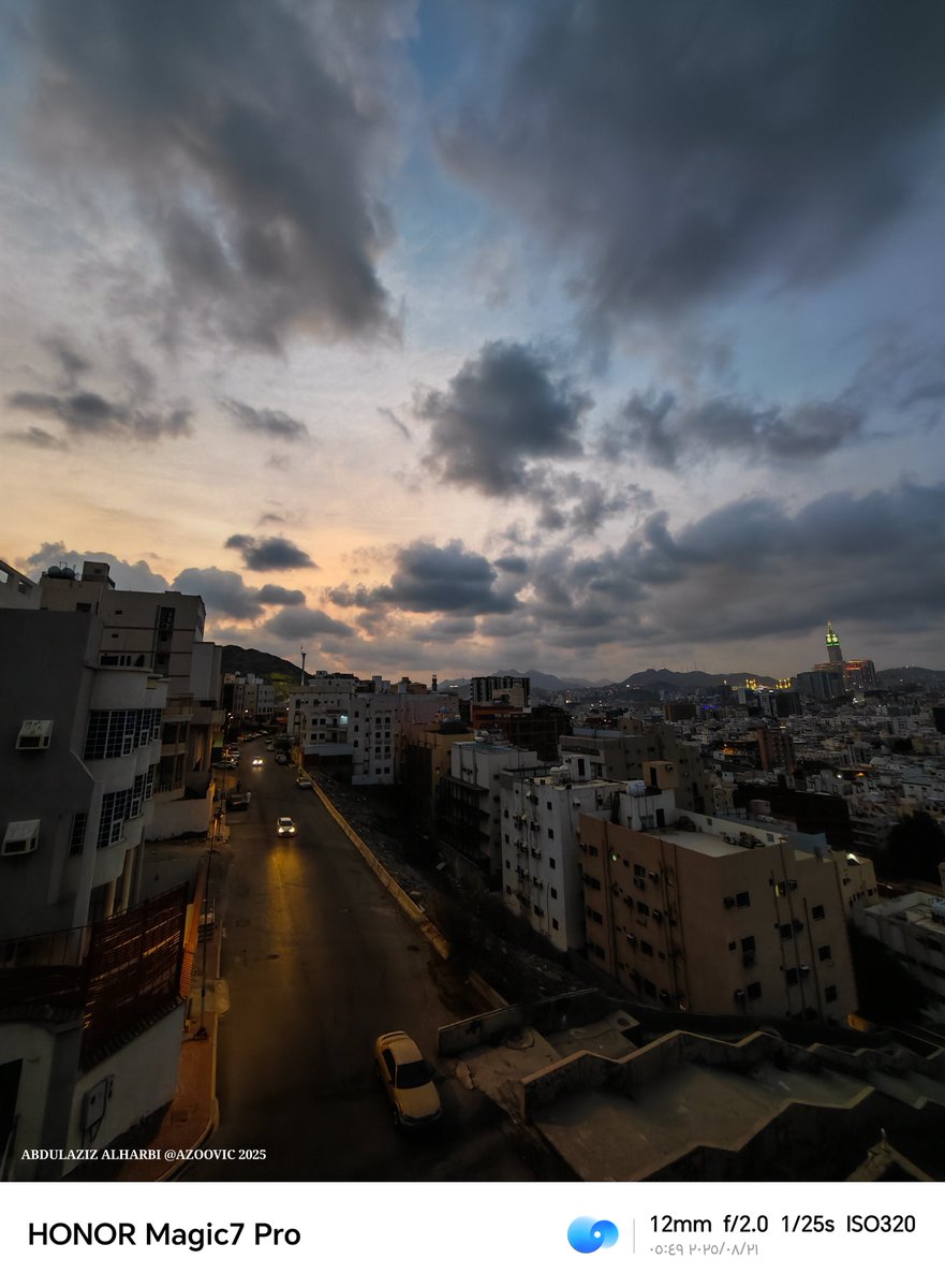 azoovic's tweet photo. سماء غائمة قليلاً وشروق شمس هادئ فوق مكة المكرمة 🌥️🧡
Cloudy skies and a calm sunrise over Mecca
#honormagic7pro #magic7pro #honor https://t.co/4BKjCDGZjZ