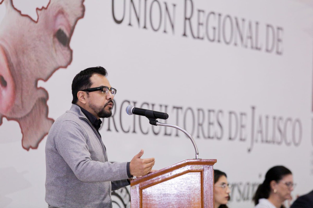 CDAAJalisco's tweet photo. En el 4ยบ Foro Ambiental Porcรญcola participamos con la representaciรณn del secretario Ing. Juan Fernรกndez del Valle del #CDAAJ.
๐๐ฝ Reconocemos el liderazgo del MVZ Jaime Enrique de Alba (@URPJalisco ) y el compromiso por un sector pecuario innovador y sostenible en #Jalisco. https://t.co/B8hFgyGQzy