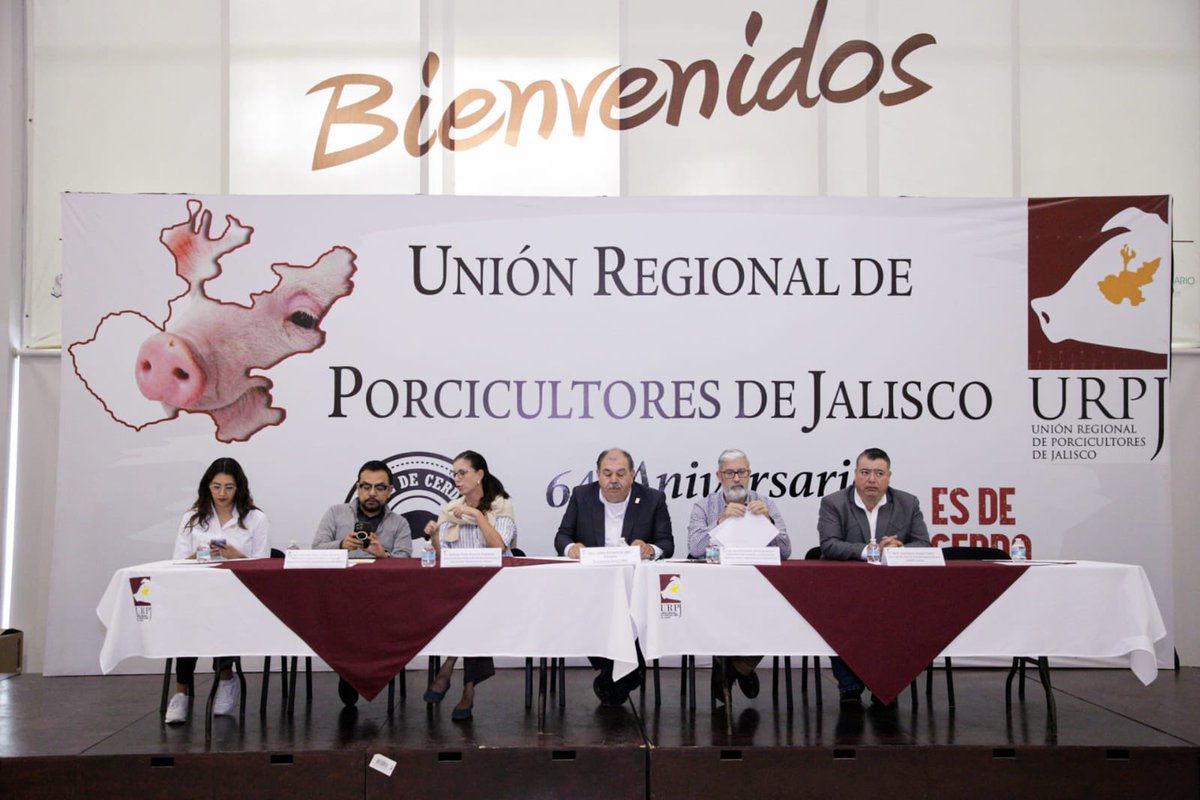 CDAAJalisco's tweet photo. En el 4ยบ Foro Ambiental Porcรญcola participamos con la representaciรณn del secretario Ing. Juan Fernรกndez del Valle del #CDAAJ.
๐๐ฝ Reconocemos el liderazgo del MVZ Jaime Enrique de Alba (@URPJalisco ) y el compromiso por un sector pecuario innovador y sostenible en #Jalisco. https://t.co/B8hFgyGQzy
