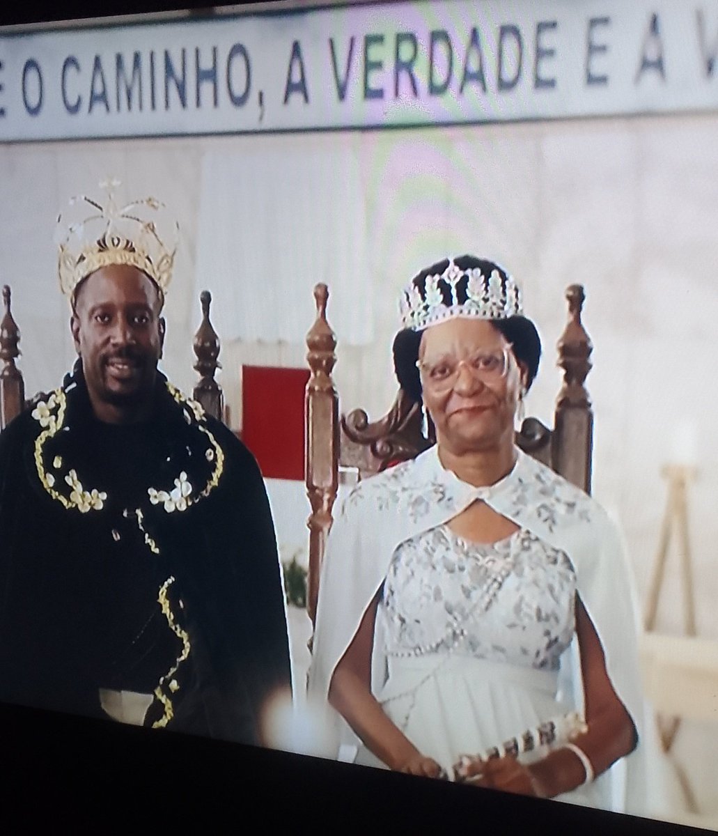 teixeiracds's tweet photo. 👑 Verdadeiras majestades do Brasil. Reis e Rainha negras do #Congado.
👸🏿 Congado celebra a Cultura da #Negritude com suas realezas pretas e celebrações.
#CulturaPopular #LagoaDaPrata #AvisaLáQueEuVou @PauloVieiraReal @tvglobo https://t.co/UrgBRMzrFY