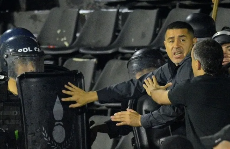 Mientras el presidente de Independiente está totalmente desaparecido y nadie sabe nada, el presidente de Boca, en un momento similar, puso la trompa para calmar los incidentes y que no pasen a mayores. Literalmente esto es poner la cara por tu gente.
