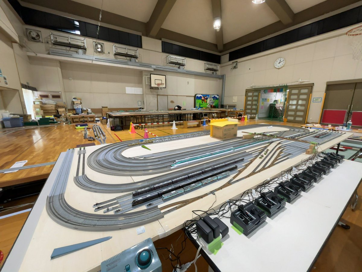 Rail Log - 西武線ブログ (@raillognet) on Twitter photo 東村山市の栄町児童館にて、今日と明日「鉄道模型運転会」が開催中です
場内では、 <a href="/makucolle/">幕コレ公式 @東京ゲームショウ2025出展 11-E61</a> さんのソフトを展示して、くるくると方向幕を回しています
幕コレさんと鉄道模型の親和性は素晴らしいですね
音が出るギミックは、参加者のお子さんたちを飽きさせないので、非常に頼もしい限りです 東村山市の栄町児童館にて、今日と明日「鉄道模型運転会」が開催中です
場内では、 <a href="/makucolle/">幕コレ公式 @東京ゲームショウ2025出展 11-E61</a> さんのソフトを展示して、くるくると方向幕を回しています
幕コレさんと鉄道模型の親和性は素晴らしいですね
音が出るギミックは、参加者のお子さんたちを飽きさせないので、非常に頼もしい限りです