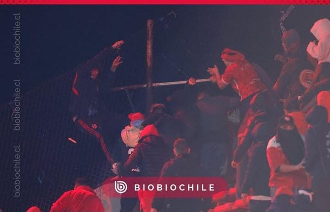 David Antonio (@davus_fugit) on Twitter photo Esto es inaceptable. Debe escalar a nivel diplomático. Los hinchas de #Independiente son unos asesinos. No se sabe cuántos compatriotas heridos o muertos. Se informa de 3 hinchas azules que mataron en un absurdo linchamiento. <a href="/GabrielBoric/">Gabriel Boric Font</a> ¡Hay chilenos asesisinados en Argentina! Esto es inaceptable. Debe escalar a nivel diplomático. Los hinchas de #Independiente son unos asesinos. No se sabe cuántos compatriotas heridos o muertos. Se informa de 3 hinchas azules que mataron en un absurdo linchamiento. <a href="/GabrielBoric/">Gabriel Boric Font</a> ¡Hay chilenos asesisinados en Argentina!