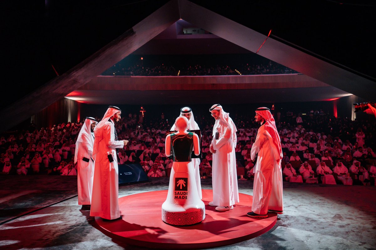 من خلف الكواليس وحتى على المسرح.. عشنا تجربة استثنائية في #TEDxKAU 
أفكار ثرية، ضيوف مُلهمين، ورسائل تهز الوجدان وتترجم معنى “ما بعد اللحظة”.
رحلة لا تُنسى في صناعة الأثر وصياغة المستقبل ❤

بعطيكم  بعض الكلمات الملهمة التي لا تُنسى من هذا الحدث 💙