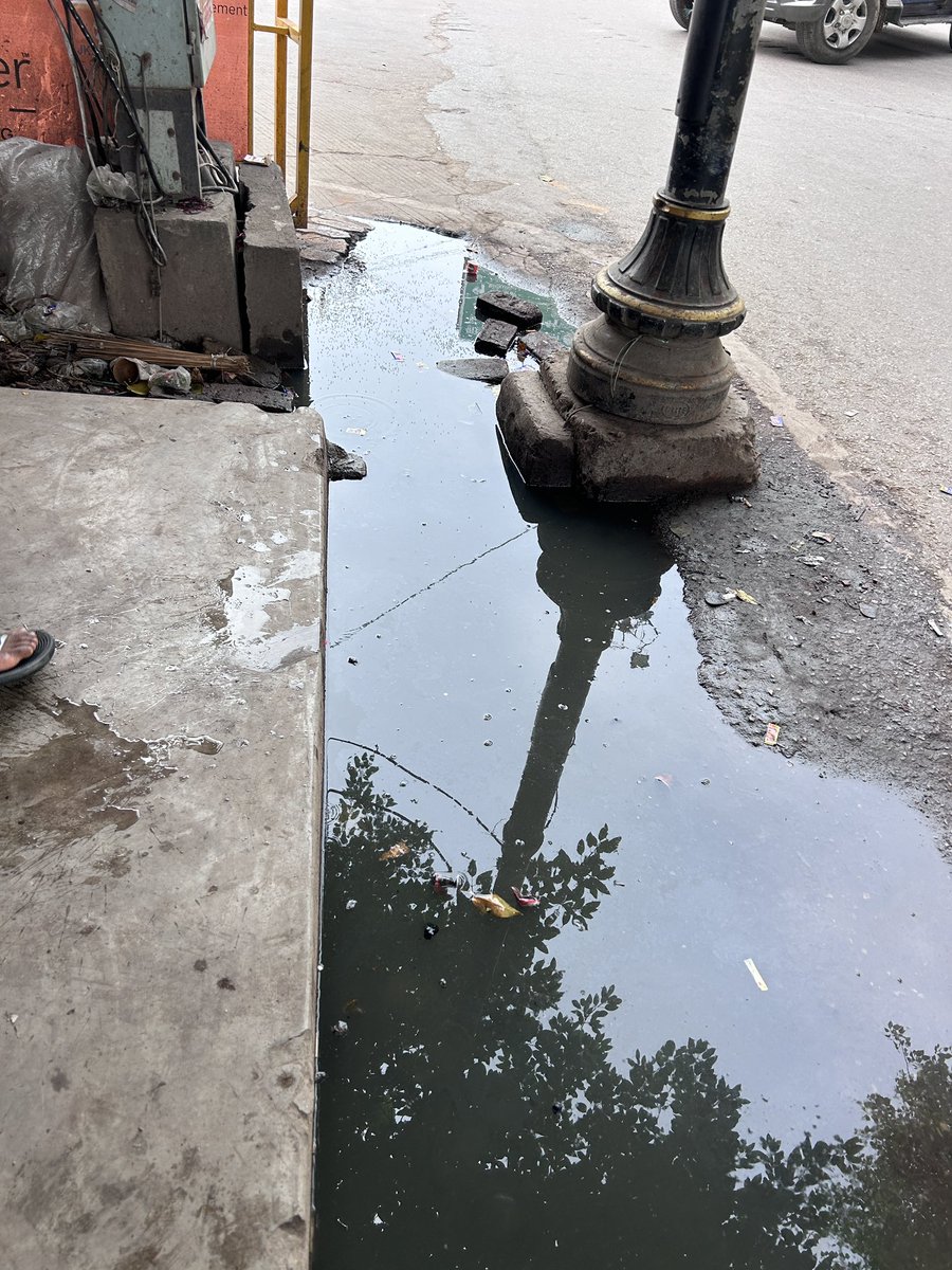 modified_dayal's tweet photo. बनियाबाग तिराहा की ये हालत 
एक छोटी सी नाली का लाइन ब्रेकेज है जिसकी वजह से ये पानी जमा हो रहा जो कीटाणु गंदगी सब पैदा कर रही और नगर निगम वाले का बिलकुल भी ध्यान नहीं है 
@narendramodi @myogiadityanath कृपया संज्ञान ले और इसे ठीक करवा दिया जाए https://t.co/BaUCYulhJL