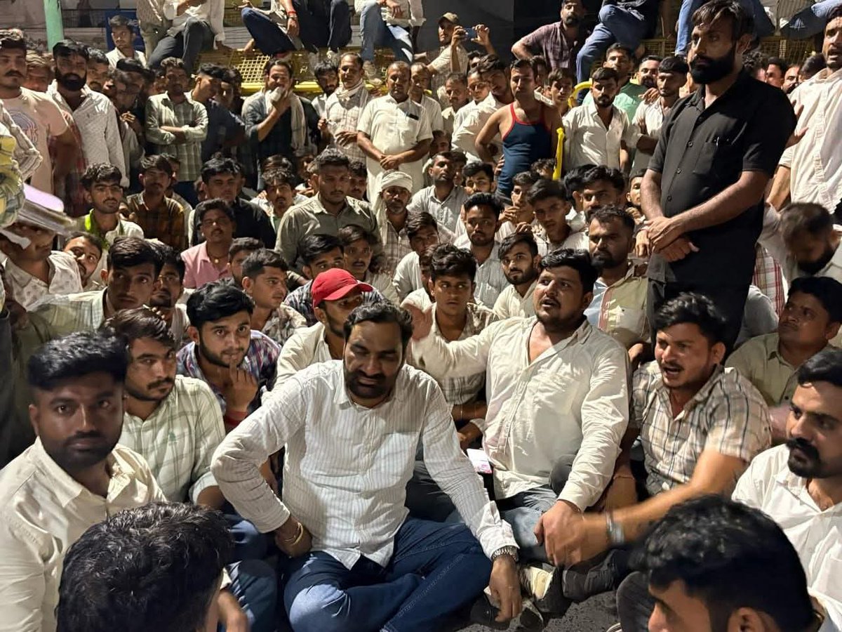 Kiran Singh⚡ (@kirnsiingh) on Twitter photo मैने रात को चार बजे तक ऐसे किसी नेता को लड़ते नहीं देखा।पहली बार <a href="/hanumanbeniwal/">HANUMAN BENIWAL</a> जी का सरकार से लड़ने का तरीका देखा।मंच पर कूलर की हवा तक नहीं आ रही थी कल गर्मी ऐसी कि हाड पिघल रहा था।स्थानीय लोगों के साथ अपनी एक बड़ी टीम के साथ प्रशासन ओर को सड़क पर आकर समस्याओं को सुनने ओर मैने रात को चार बजे तक ऐसे किसी नेता को लड़ते नहीं देखा।पहली बार <a href="/hanumanbeniwal/">HANUMAN BENIWAL</a> जी का सरकार से लड़ने का तरीका देखा।मंच पर कूलर की हवा तक नहीं आ रही थी कल गर्मी ऐसी कि हाड पिघल रहा था।स्थानीय लोगों के साथ अपनी एक बड़ी टीम के साथ प्रशासन ओर को सड़क पर आकर समस्याओं को सुनने ओर
