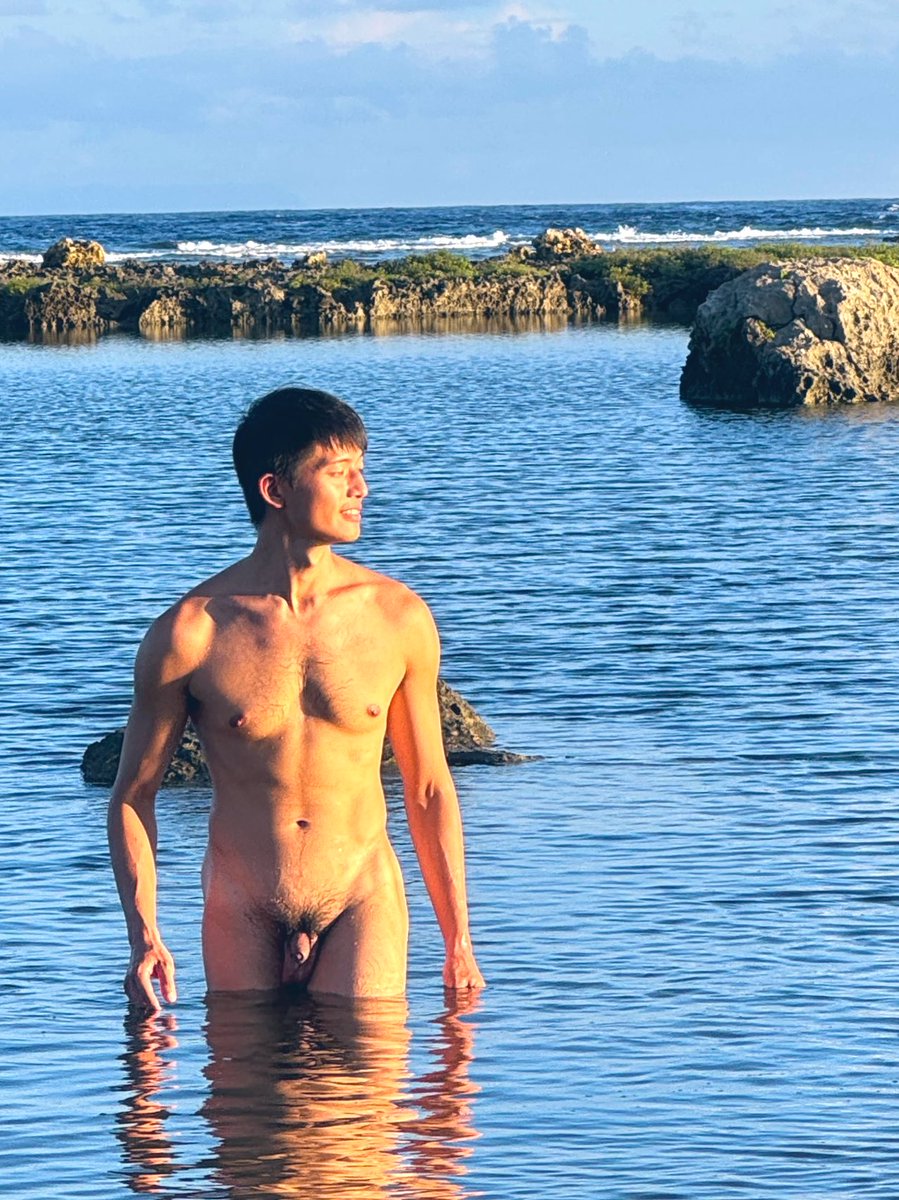 最近在學習譚崔（Tantra）的哲學和練習。

譚崔哲學發展在《瑜伽經》之後。它原始的字義是「編織」，隨後衍伸出「意識擴張」的意涵，再之後出現了哈達瑜伽的概念。

裸體對我來說，其實就是一次又一次小小的譚崔練習。