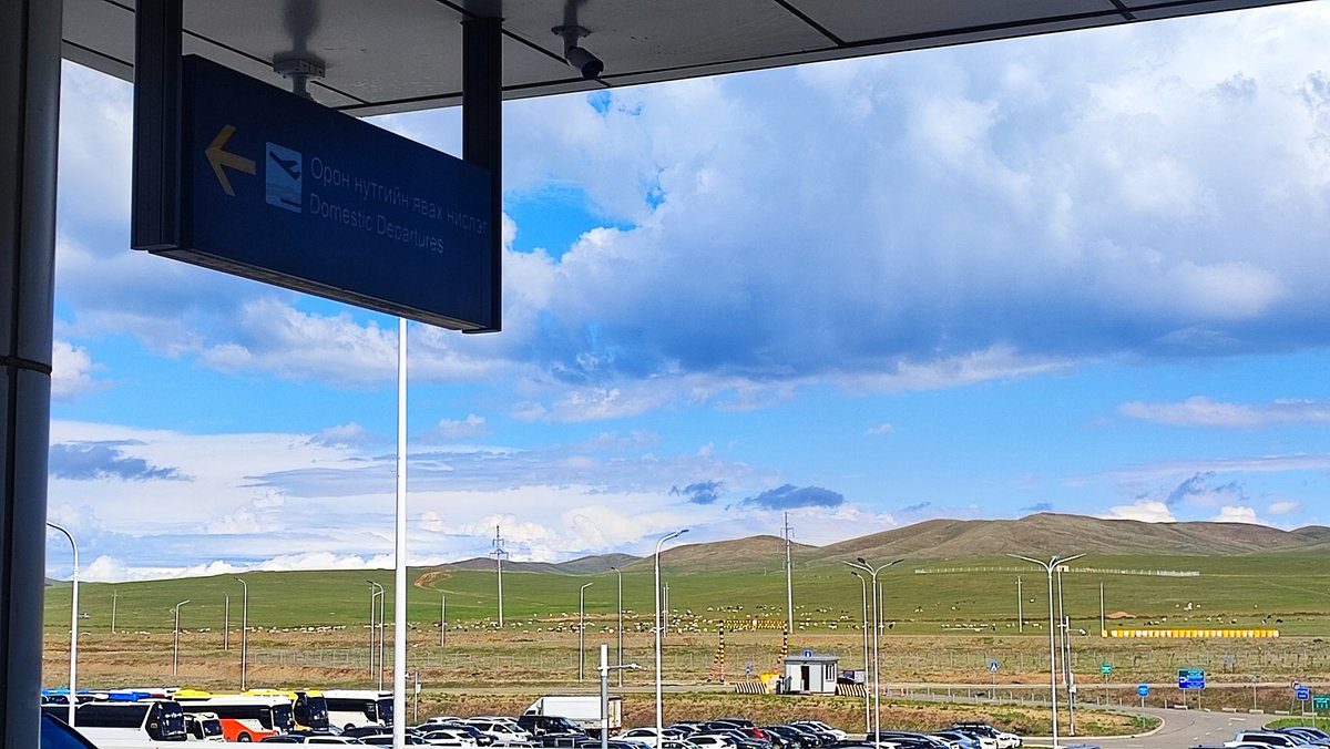 Чингис хаан нисэх буудлын хаалгаар харахад л мал бэлчиж харагдана. Буусан хүнд нэг л сайхан, амгалан тайван сэтгэгдэл төрөхүйц юм. Дандаа ийм байгаасай. 

Явчихаад ирье манайхаан.