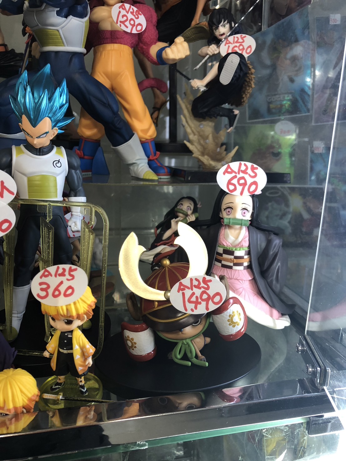 ワンピースフィギュアまとめ売り！　ショーケース付き ショーケース付き ワンピース ワールドコレクタブルフィギュア