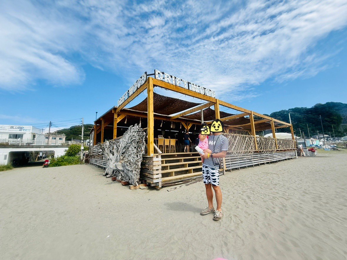 nyame_kozure's tweet photo. 先週末は材木座🏖️に海水浴行ってきた〜！
鎌倉駅からバスを乗り継ぎ約2時間。
無料シャワー🚿あり！お盆でもほぼ混雑ナシ！
特筆したいのが「DRIFTWOOD」の料理！価格は多少張るものの海の家レベル超えた味で、都内にあっても通うレベル！近くのホテルが経営してるとのことで納得！また行きたい〜！ https://t.co/pLslcPIFd0
