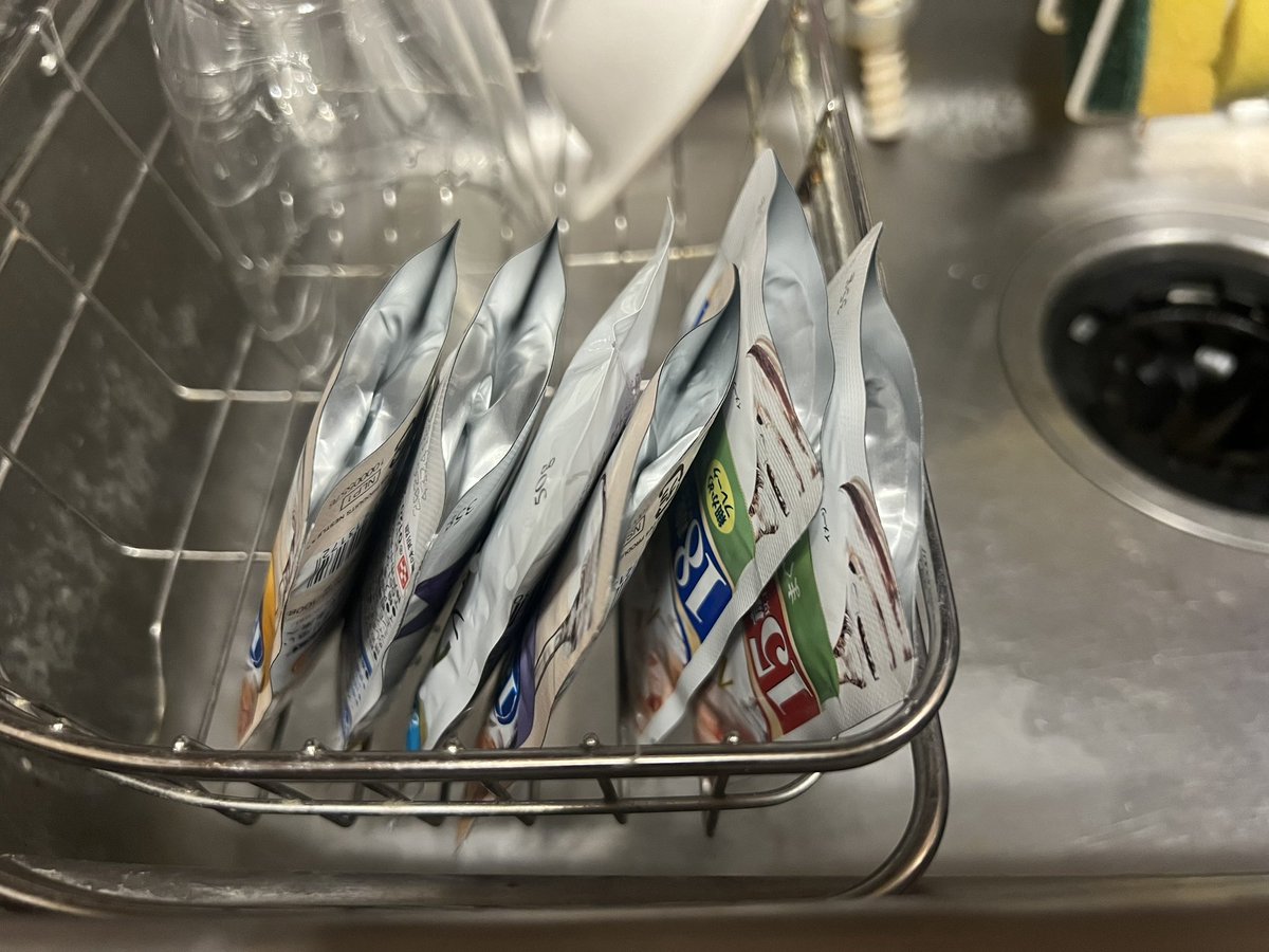 最近朝の食欲より夜の食欲が爆発しているボクちん。みんなもそうなのかな？夜行性やから？？

慢性腎不全、自宅輸液朝晩トータル200、セミントラ投与中。クレアチンの数値も良くはないですが、昨日は6パウチを完食したレオ氏。

さすが私の息子◎
#ハイシニア
#慢性腎不全
#自宅輸液