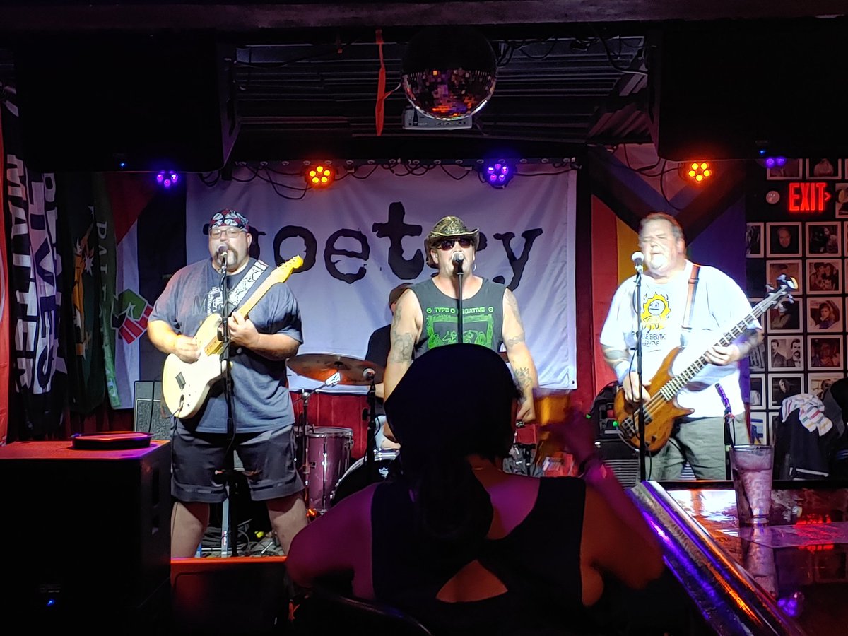 SilipigniMario's tweet photo. My buddy's band always #DeliversTheSizzle! 🎶🔥
#Neverweres https://t.co/RFNrP5xRNa