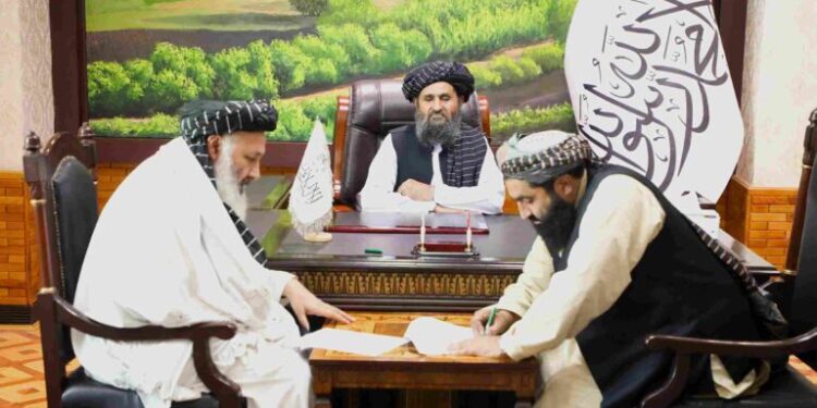 د اقتصادي مرستیال ملا عبدالغني برادر اخوند په شتون کې پرون په مرمرینه ماڼۍ کې د مالیې وزارت او د افغانستان بانک تر منځ د سوداګریزو بانکونو له لوري د ټولګټو پروژو د تمویل میکانیزم لاسلیک شو.