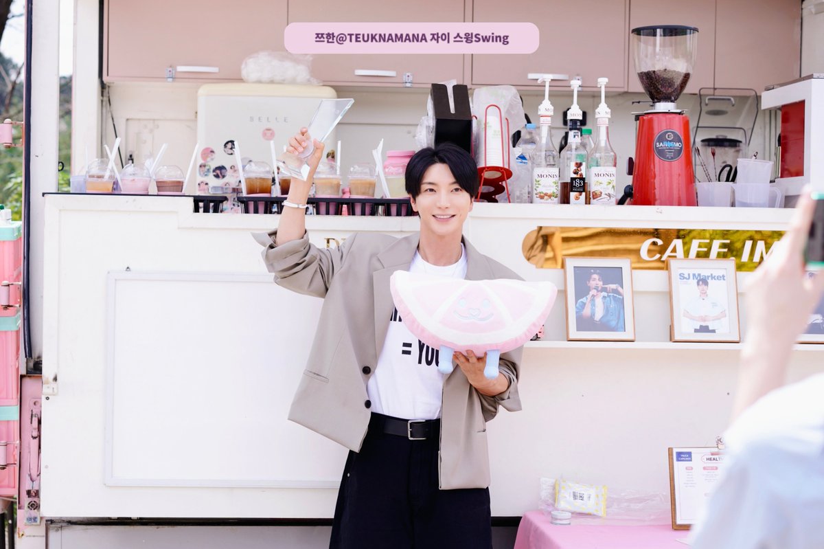 teuknamana's tweet photo. 🇰🇷｜250818｜내 멋대로 과몰입 클럽 Support for LEETEUK

뜨거운 날씨라서 특이 오빠에게 시원한 음료와 단백질로 마음을 전했어요
이제 뜨거운 무대를 향한 응원 준비 완료! 🔥
엘프 마음속 영원한 1위 슈퍼주니어

@special1004 🩵

#superjunior #슈퍼주니어 #leeteuk #이특 #내멋대로과몰입클럽 https://t.co/JcafWdwlLe