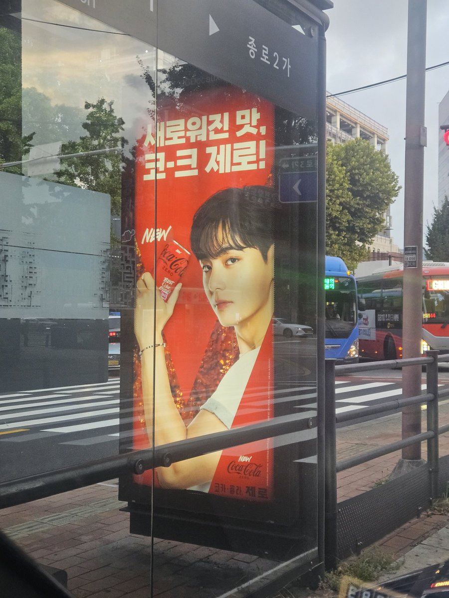 taekookfanaccth's tweet photo. 🌟 #V BTS ครอบคลุมทุกพื้นที่ในเกาหลี ! 🇰🇷
#TaehyungxComposeCoffee
#VxCocaCola
#BTS #BTSV #방탄소년단 #뷔 #김태형 #Jongro #Seoul #Korea https://t.co/DDXIoarsjC