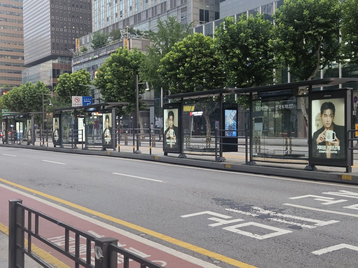taekookfanaccth's tweet photo. 🌟 #V BTS ครอบคลุมทุกพื้นที่ในเกาหลี ! 🇰🇷
#TaehyungxComposeCoffee
#VxCocaCola
#BTS #BTSV #방탄소년단 #뷔 #김태형 #Jongro #Seoul #Korea https://t.co/DDXIoarsjC