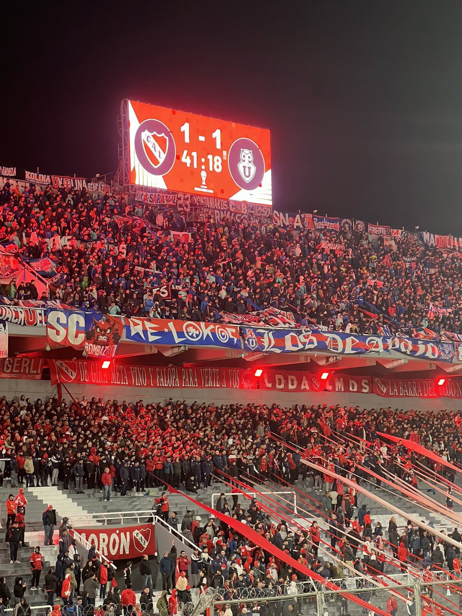 gonzalohnz's tweet photo. Ves esta foto y sin tener idea de futbol te das cuenta de como va a terminar. 
Pasó en Arroyito y va a seguir pasando si en esta sociedad podrida no tomas medidas https://t.co/c4ixT1Gmu0