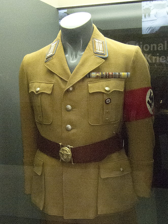 Pee-wee German as Pee-wee Herman. Same clobber, different decade.👀