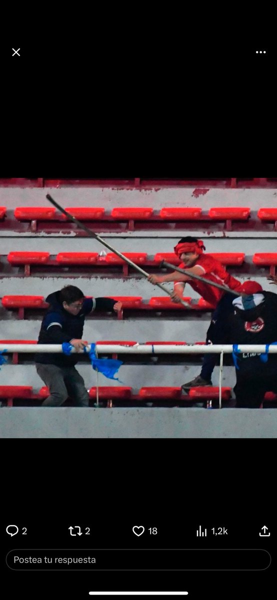 Rayu2780's tweet photo. #libertadoresdeamerica #CopaSudamericana #mataron #partidosupendido #udechilexespn  este es el hdp que botó al hincha de la u que estaba en la reja, y el que le pegó el palo en la cabeza al niño. https://t.co/3Eo9dXkJsX