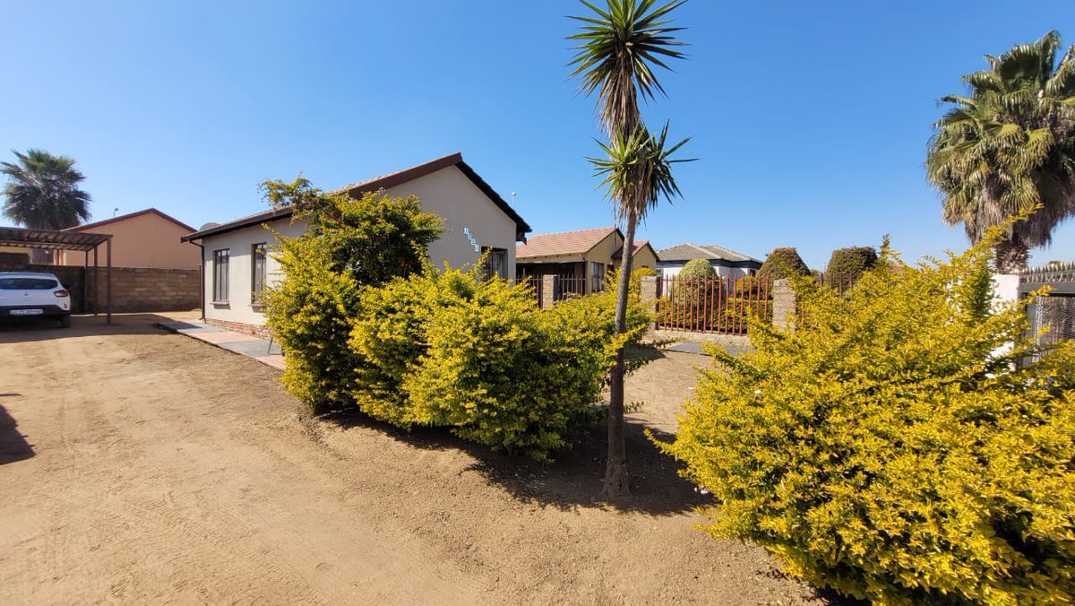 Drewza58's tweet photo. A giveaway 3 bedroom house for sale in Soshanguve block SS Ext, walking distance to Batho Plaza Shopping Complex and various amenities. At a selling price of R570k, this is a good investment for rental business at an average of R4000 to R4500.
Call or whatsapp me on 0768077880 https://t.co/LAx1XFcIGC