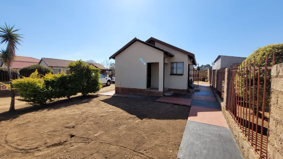 Drewza58's tweet photo. A giveaway 3 bedroom house for sale in Soshanguve block SS Ext, walking distance to Batho Plaza Shopping Complex and various amenities. At a selling price of R570k, this is a good investment for rental business at an average of R4000 to R4500.
Call or whatsapp me on 0768077880 https://t.co/LAx1XFcIGC